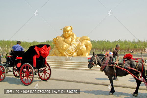 楊柳青連年有余的大型雕塑