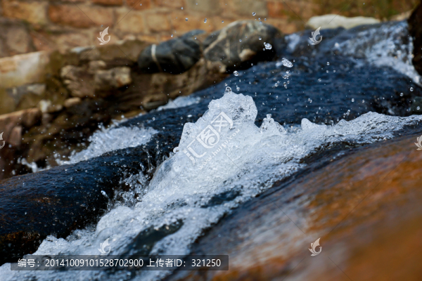 溪水