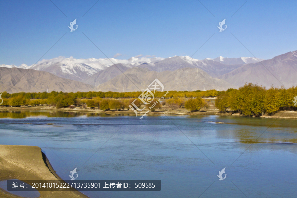 平靜的雅魯藏布江風(fēng)光