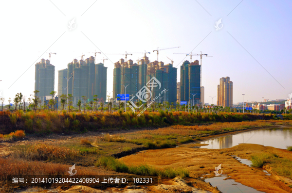 荒地上建設(shè)的城市高樓