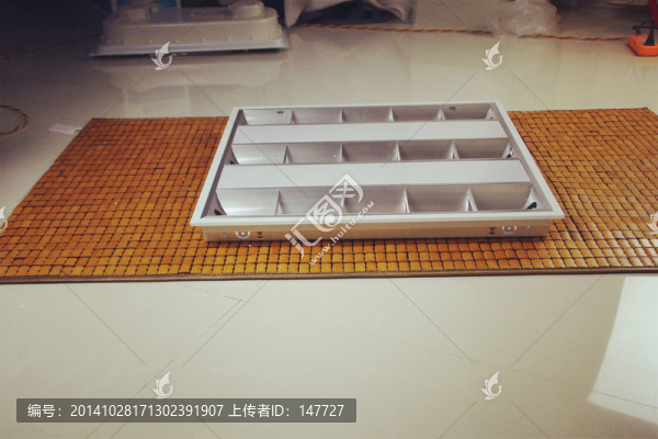 三燈管柵格燈