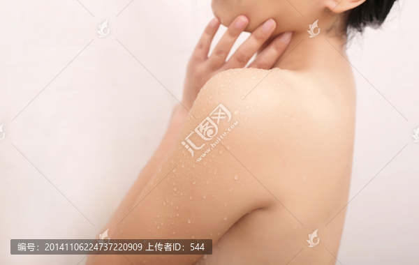 女性沐浴