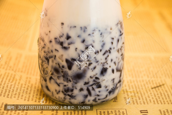 黑牛撞奶