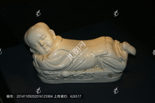 故宮定窯白瓷孩兒枕