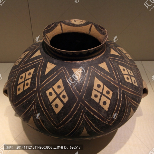 菱格圓點(diǎn)紋彩陶罐