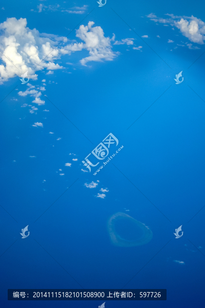 航拍大海心形小島