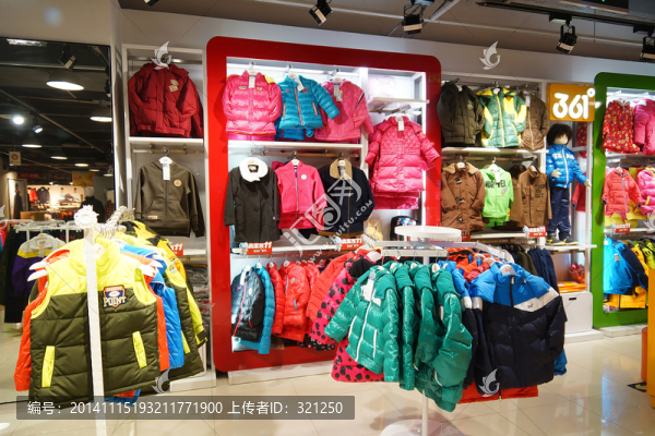 商場,兒童棉服展區(qū)