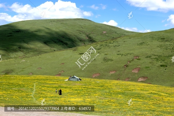 藍(lán)天白云下的草原牧民人家