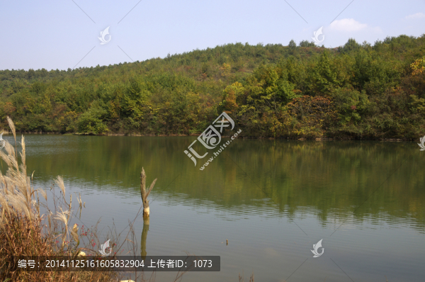 青山綠水現(xiàn)秋波