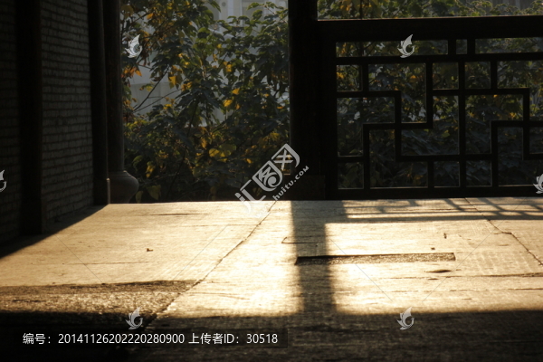 門洞里的陽光