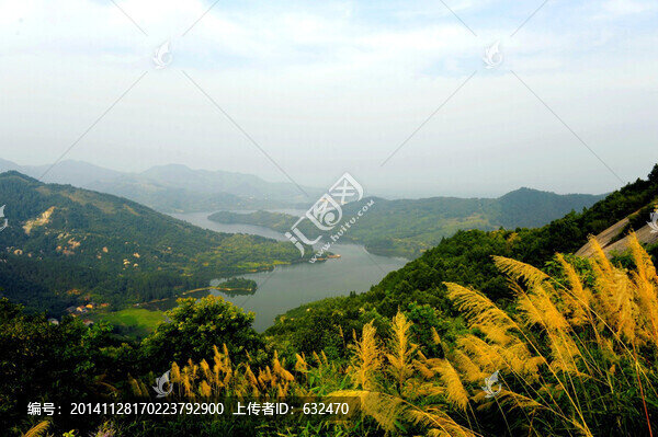 南北山上看水庫
