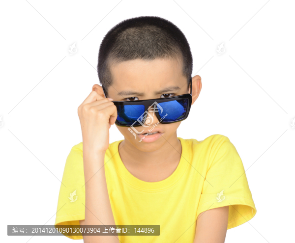 戴著墨鏡的男孩