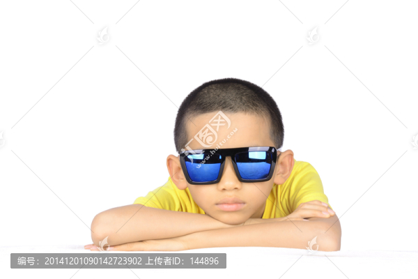 戴著墨鏡的男孩