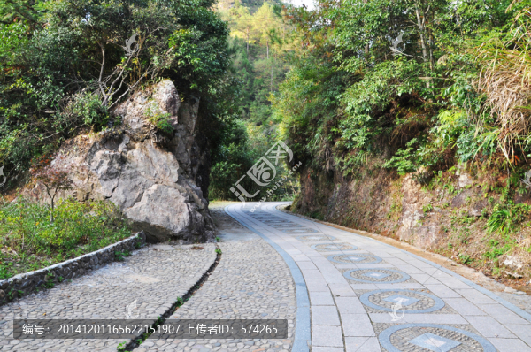 山間拐彎的石板路