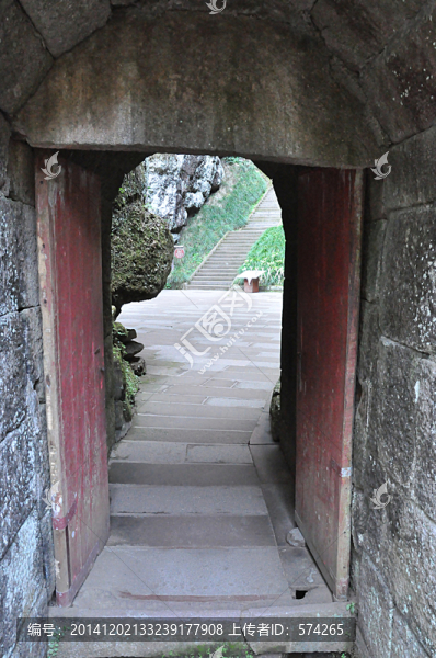 石洞,木門