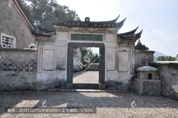 學(xué)校門樓,背部清風(fēng)