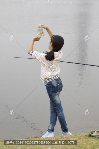 展示釣魚收獲的小女孩