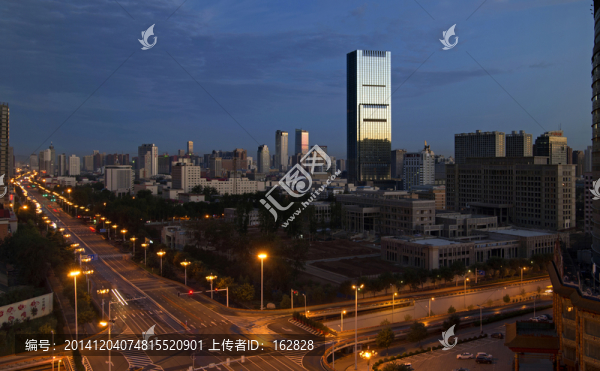晨曦中的石家莊裕華路街景