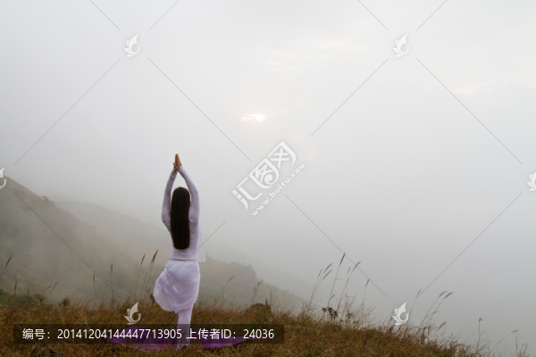 迎接朝陽(yáng),高山瑜伽