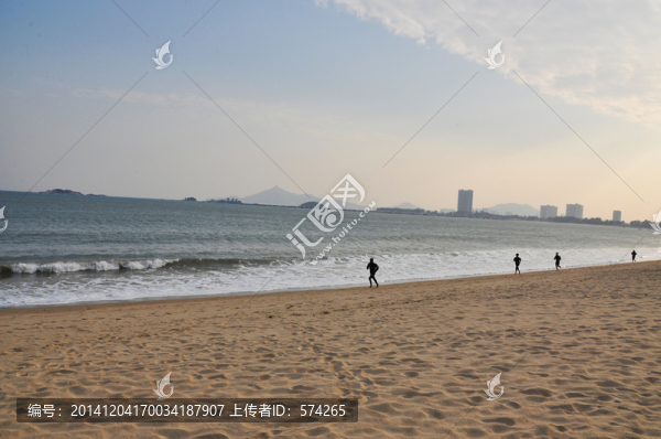 海邊沙灘奔跑的人剪影