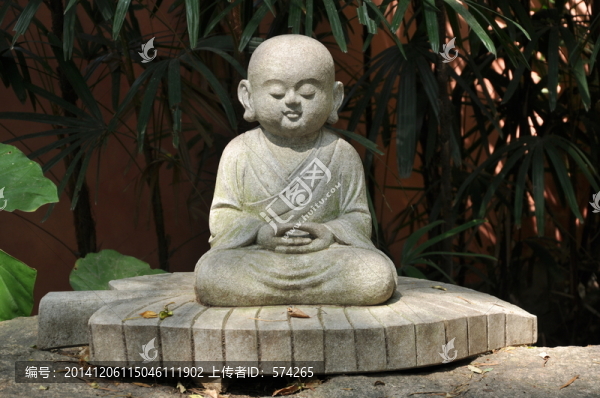 盤膝而坐的小和尚雕塑