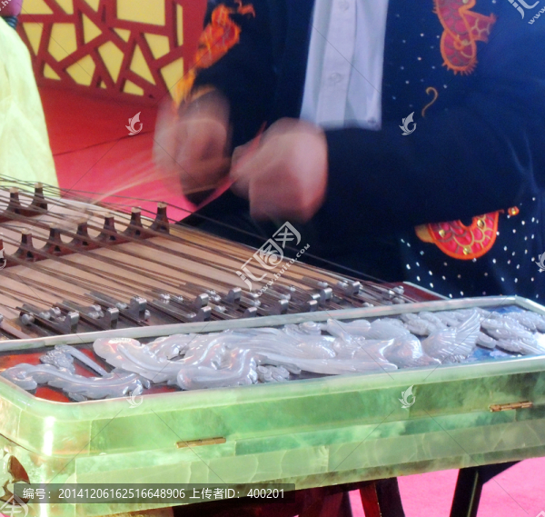 敲擊演奏揚(yáng)琴