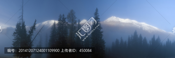 云霧中乍隱乍現(xiàn)的白雪山峰