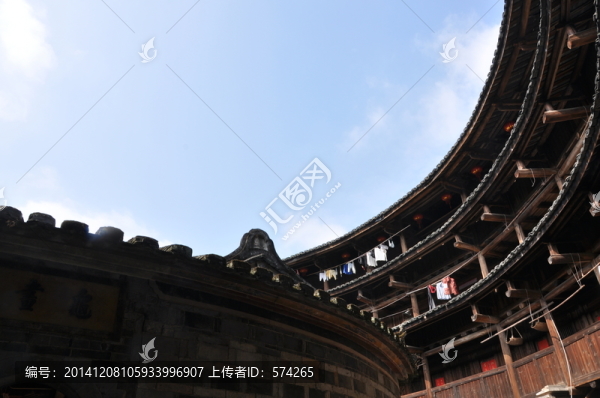 藍天下的土樓