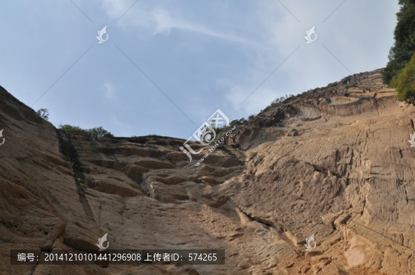 武夷山弧形峭壁仰拍