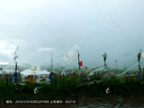 大雨中的蒙古包