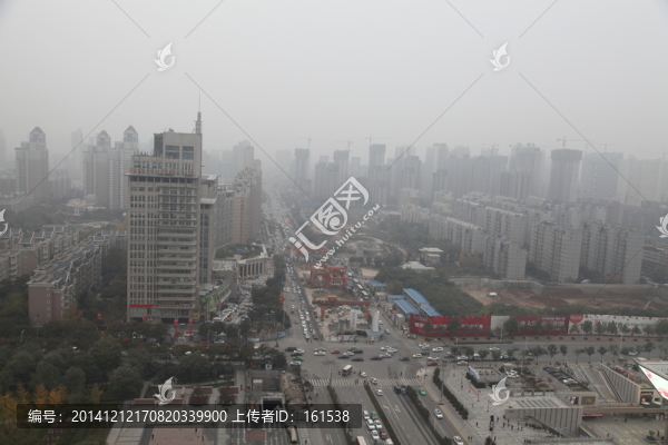 霧霾下的城市建筑