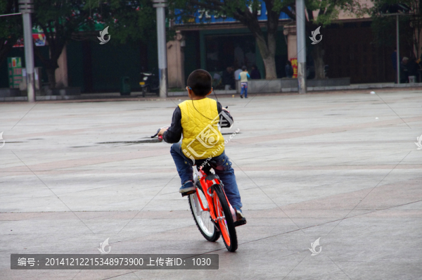 騎自行車的兒童