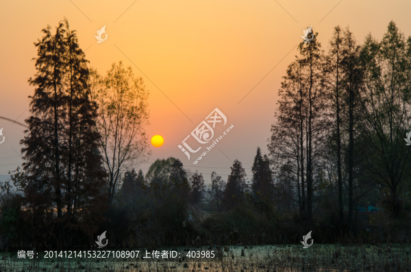 夕陽(yáng)池塘