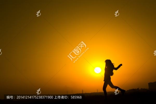 美女人像跑步跳躍剪影