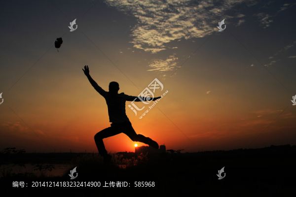大澤湖人像跳躍運(yùn)動(dòng)剪影