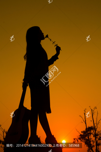 西湖公園吉他美女人像剪影