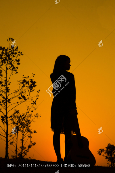 西湖公園吉他美女人像剪影
