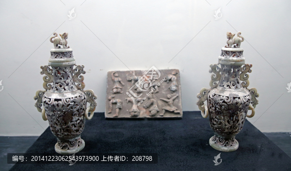 漢玉鏤空對(duì)瓶