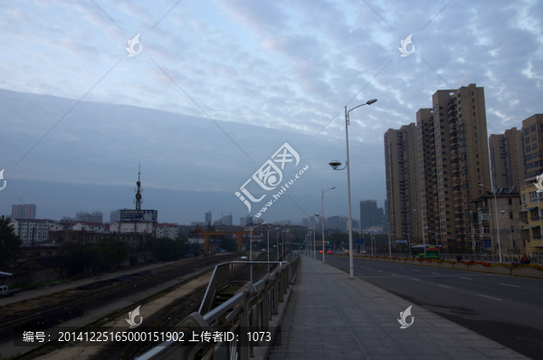 城市上空的云天,鋒面云