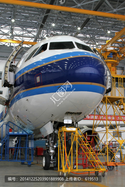 機(jī)庫(kù)中檢修的飛機(jī)