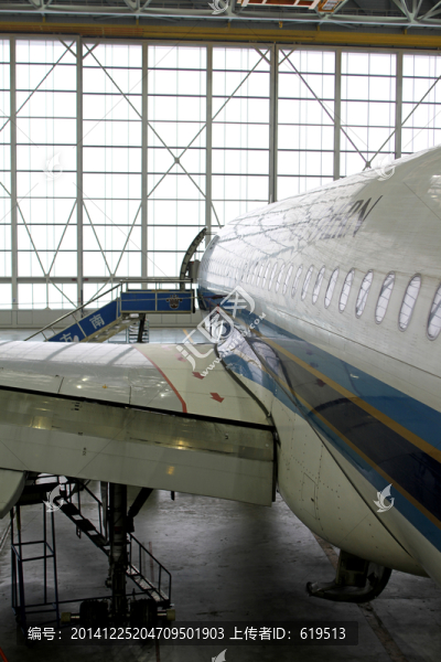 機(jī)庫(kù)中檢修的飛機(jī)