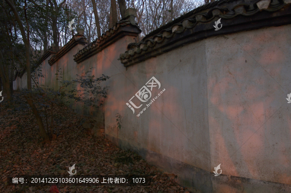 朝陽照在墻