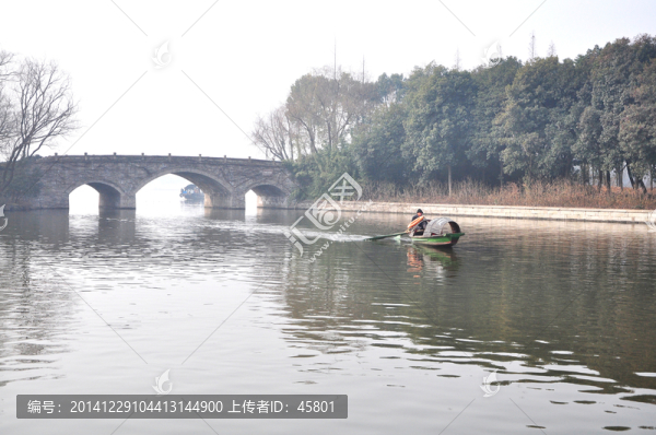 水中蕩漾