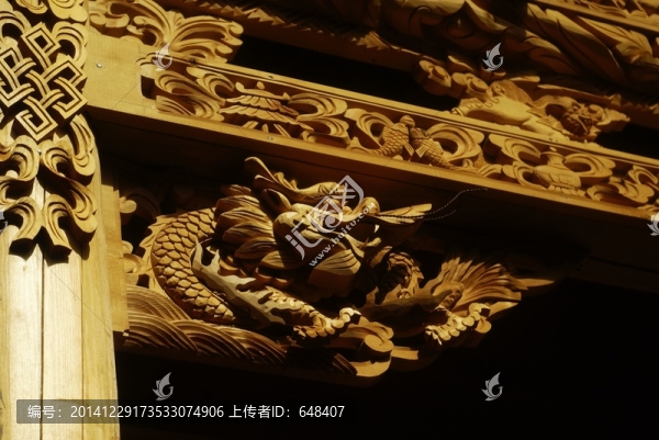 甘南拉卜楞寺喇嘛居所木雕大門