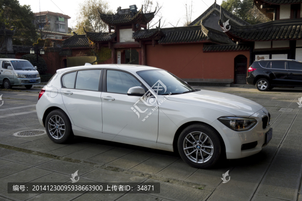 白色轎車