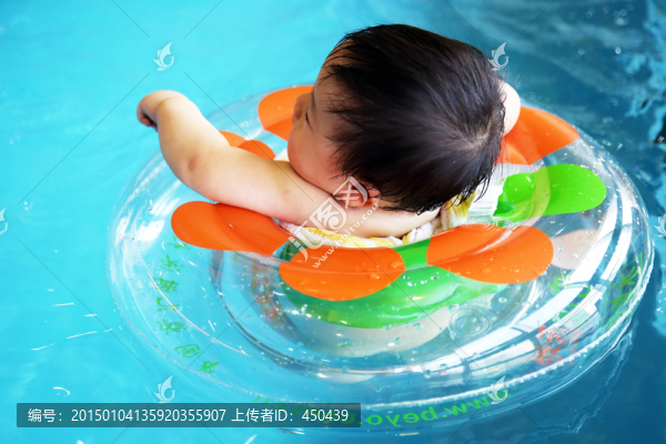 嬰兒游泳