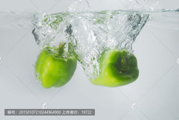 掉入水中的青辣椒