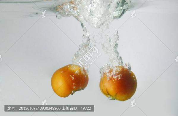 掉入水中的西紅柿
