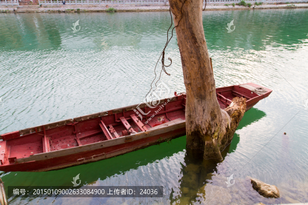 百色澄碧河畔,水中的樹與船