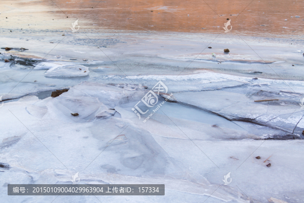結(jié)冰的湖水